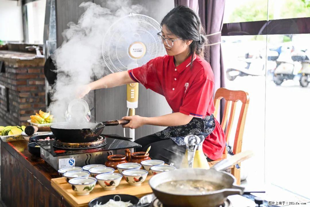 全网追的“扁担女孩”，找了一份暑假工，时薪12元 - 昭通生活资讯 - 昭通28生活网 zt.28life.net